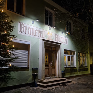 Die Gaststätte der Brauerei Wagner von außen fotografiert.